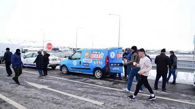 Kahramankazan Belediyesi'nden yolda kalan sürücülere çorba ikramı