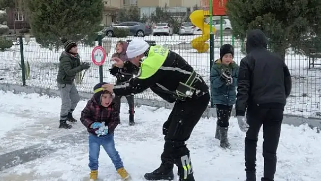 Trafik ekipleri çocuklarla kartopu oynadı