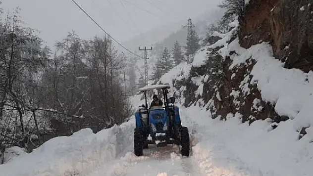 Muhtar kapanan köy yolunu traktörüyle ulaşıma açtı