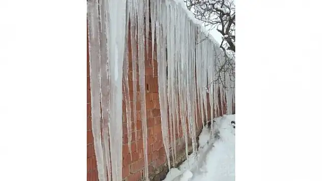 Çatılarda 2 metrelik buz sarkıtları oluştu