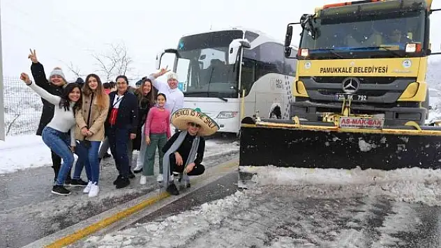 Karda mahsur kalanlar belediye ekiplerince kurtarıldı
