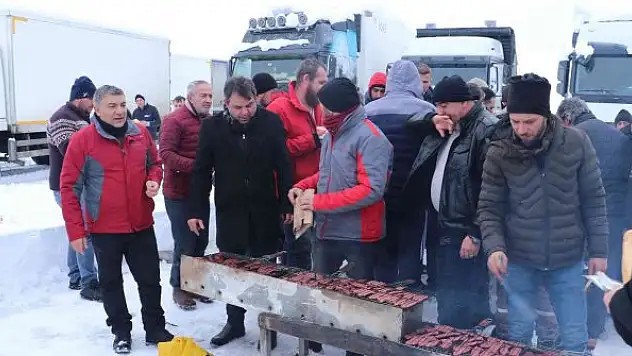 Yolda mahsur kalan tır sürücüleri için mangal kurdular
