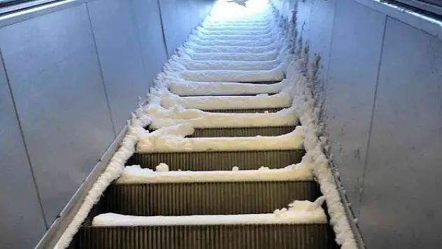 Toplu taşıma duraklarında dışarıda kar, içeride arıza engeli