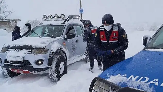 Bozkır'da yolda ailesiyle mahsur kalan bebeği jandarma ekipleri kurtardı