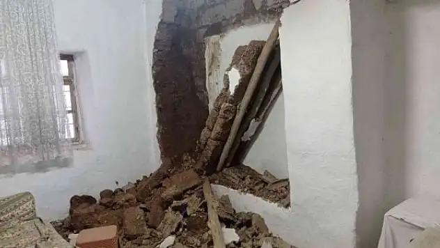 Kar evin duvarını yıktı