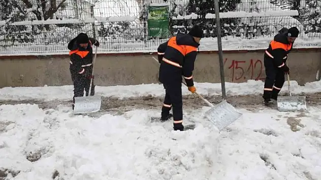 Gebze'de kar mesaisi devam ediyor