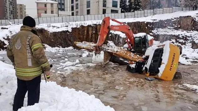 Ataşehir'de iş makinesi suya gömüldü