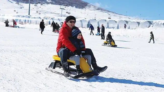 Yıldız Dağı'nda kar kalınlığı 1 metreyi aştı