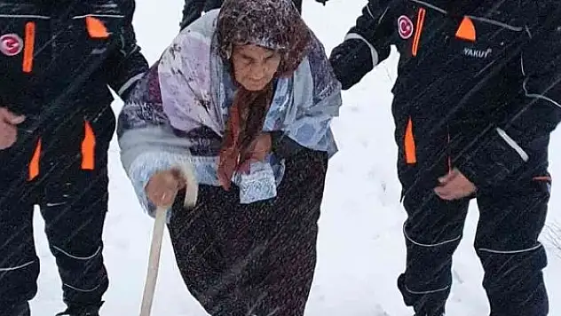 Evinde mahsur kalan yaşlı kadın kurtarıldı
