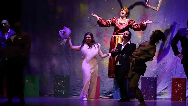 Çocukluktan gelen tiyatrocu olma hayaline üniversitede kavuştu