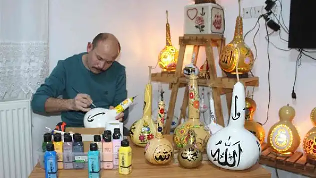 İşitme engelli adamın internetten bakarak öğrendiği süsleme sanatı gelir kapısı oldu