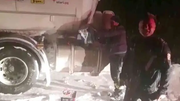 Karlı yolda kalanlara polis yakıt yetiştirdi