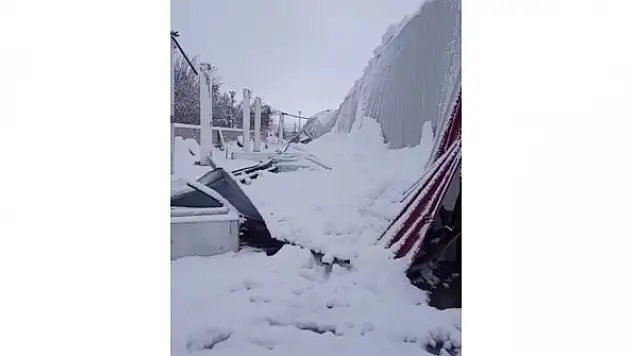 Kahramanmaraş'ta kar nedeniyle kapalı pazarın çatısı çöktü