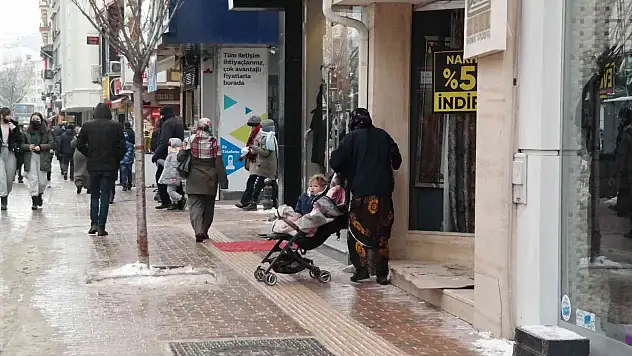 Soğuk havada çocuğuyla dilenen kadın pes dedirtti