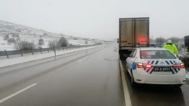 Trafik polisleri yolda kalan vatandaşların imdadına koştu