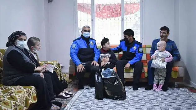 Mersin polisinden Elif ve Hafize'ye anlamlı ziyaret