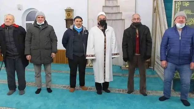 Burhaniye'de dondurucu soğuk cemaate engel olmadı