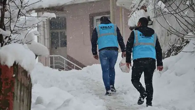 Karlı havada sıcak yemek evlerine kadar ulaştırılıyor