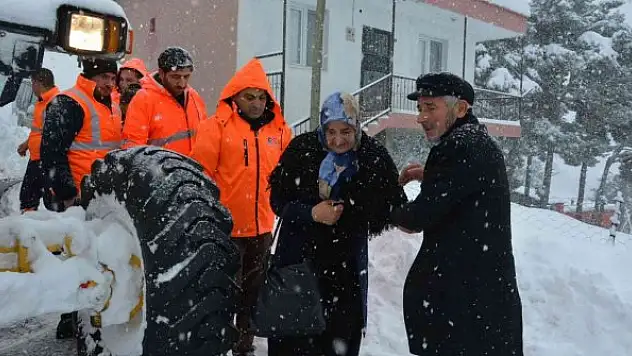 Mersin'de kar nedeniyle 4 gündür evde mahsur kalan yaşlı çift kurtarıldı