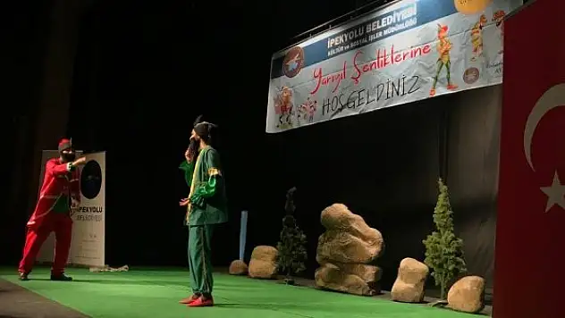 Çocuklar tiyatro oyunuyla doyasıya eğlendi