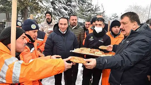 Gürkan, sahada çalışan personellerle bir araya geldi