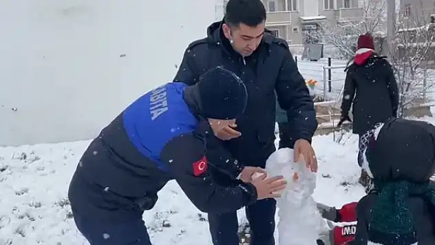 Zabıta ekipleri çocuklarla kar topu oynayıp eğlendi