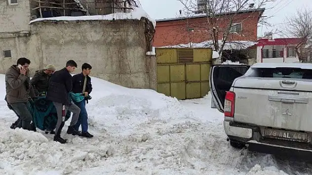 Karda kayarak ayağını kıran yaşlı kadının imdadına orman işletme yetişti