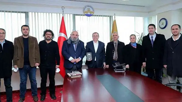 Akademisyenler kitaplarını Rektöre takdim etti