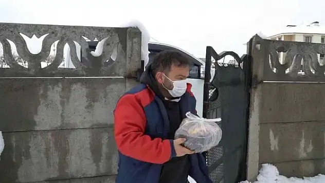 Kış günlerinde yüreklere dokunan sıcacık bir el