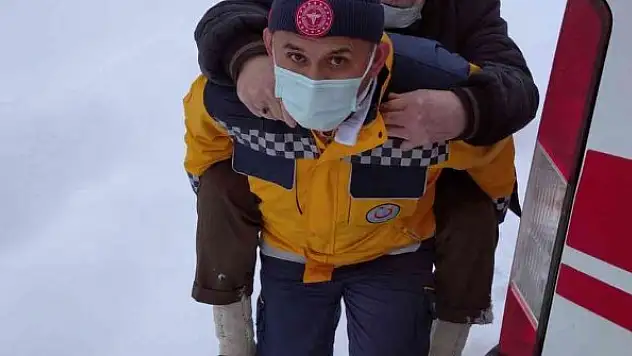 Fedakar sağlık görevlisi 79 yaşındaki hastayı sırtında taşıdı