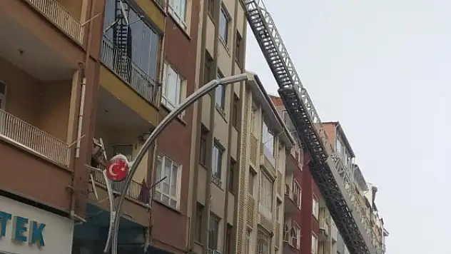 İtfaiye ekipleri buz sarkıtlarını temizledi