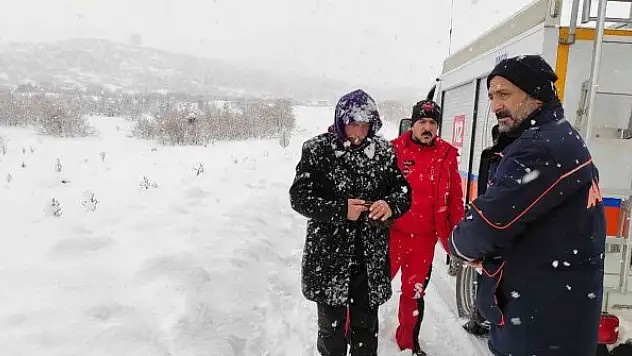 Karda mahsur kalan adamı ekipler kurtardı