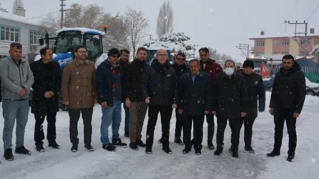 Çumralı çiftçiler belediye çalışanlarıyla kar kürüdü