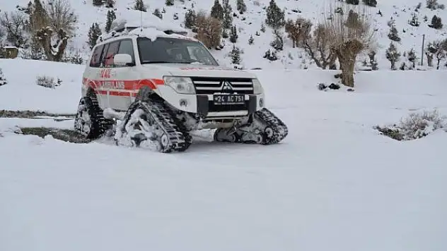 Sağlık ekipleri karlı yolları aşarak Covid-19 aşısı yapıyor
