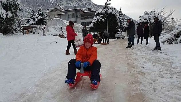 Sokaklar kayak pistine döndü