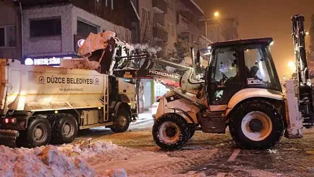 Düzce'de karla mücadele 7/24 sürüyor