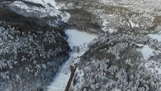Karagöl'ün beyaz örtü altındaki görüntüsü mest etti