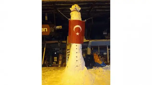 Sezonun dev kardan adamı Elazığ'da: Yaklaşık 4 metre uzunluğunda