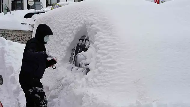 2 metreyi aşan karın altında kaybolan araçlarını arıyorlar