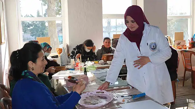 Kendi köyünde usta öğretici oldu, köy kadınlarına cesaret verdi