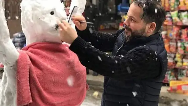 Kardan adama sokak ortasında 'sinekkaydı' tıraş