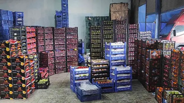 Kar yağışı İstanbul'daki sebze ve meyve hallerini etkiledi