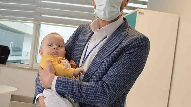 8 aylık bebeğe Gergin Omurilik ameliyatı