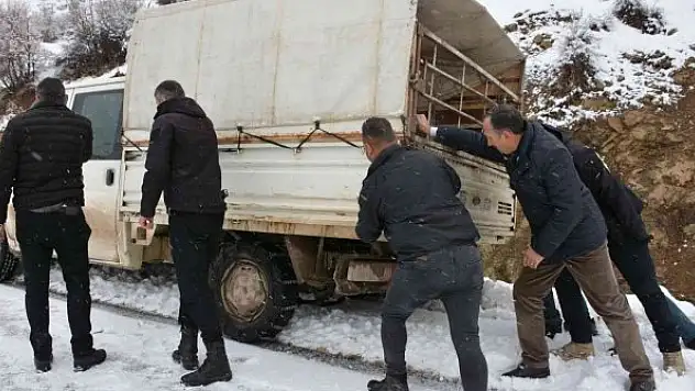Karda mahsur kalan vatandaşın yardımına belediye başkanı yetişti