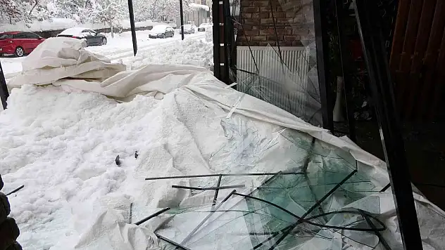Muş'ta kafede oturan müşteriler çatıdan düşen kar kütlesinden kıl payı kurtuldu