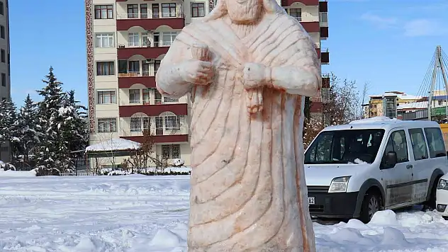 Malatya'da kardan dev Tarhunza heykeli yoğun ilgi görüyor