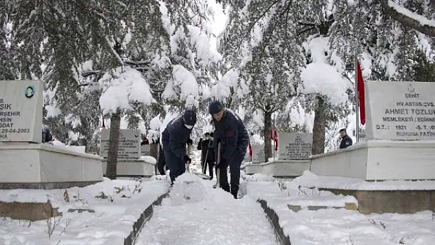 Jandarma personeli Şehitlikte kar temizliği yaptı
