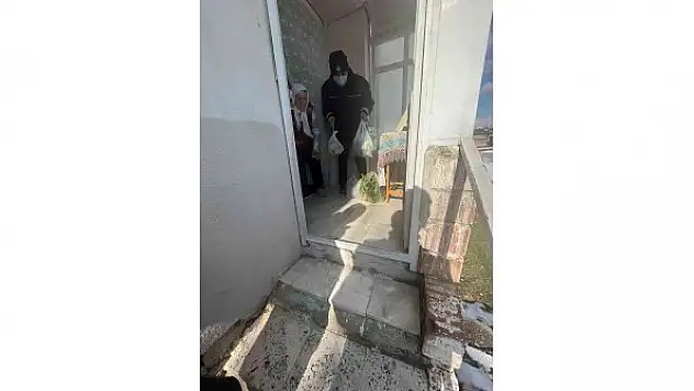 Soğuk ve kardan pazara gidemeyen yaşlı kadının yardımına zabıta yetişti