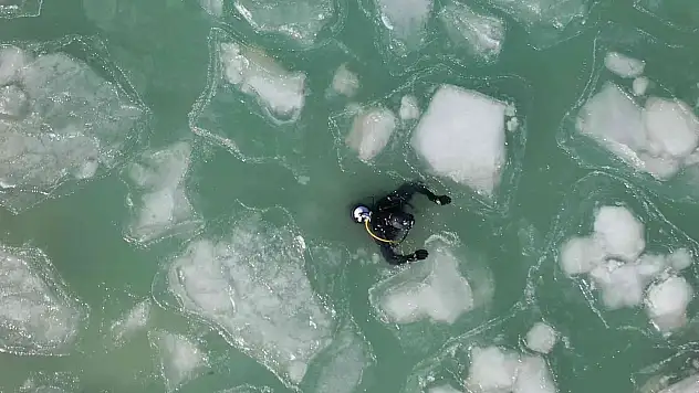 Eğirdir Gölü'nde sıfırın altında 17 derecede buzları kırıp dalış yaptılar