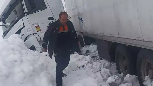 Bitlis AFAD'tan karda mahsur kalanlara yardım